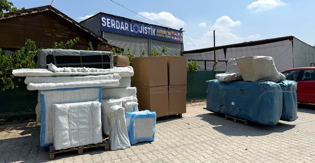 İnegöl operasyon avlusunda sevkiyata hazır mobilya paketleri