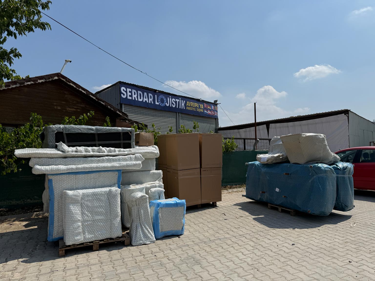 Sevkiyata hazır paketlenmiş mobilya